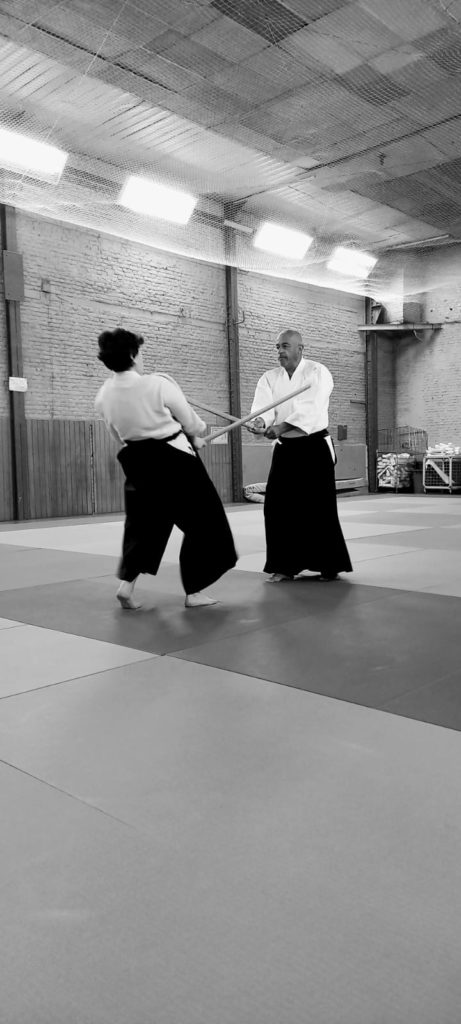 Deux pratiquants s'entraînent au boken (sabre en bois) sur le tatami du dojo de Lille Centre